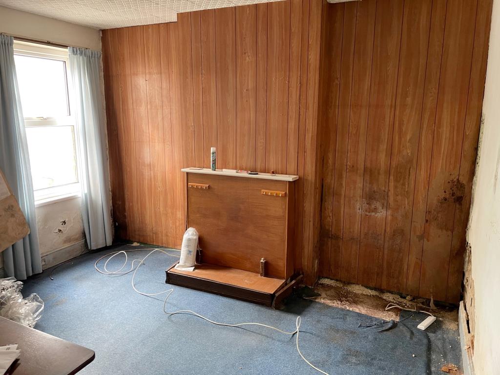 Lot: 65 - THREE-BEDROOM SEMI-DETACHED HOUSE FOR TOTAL REFURBISHMENT -